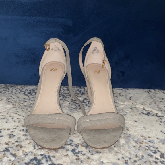 Grey/Gray suede short heels - Picture 2 of 3